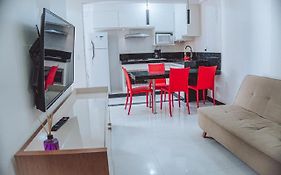 Apartamento reformado na melhor localização a 100 metros da praia,comodidade inclui ,garagem,internet,elevadores duas cadeiras de praia ,cooler,roupas de cama e banho